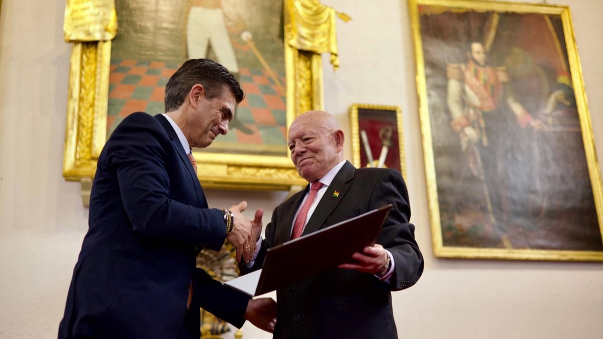 Rodrigo Paz Pereira (izq.) en su toma de posesión.
