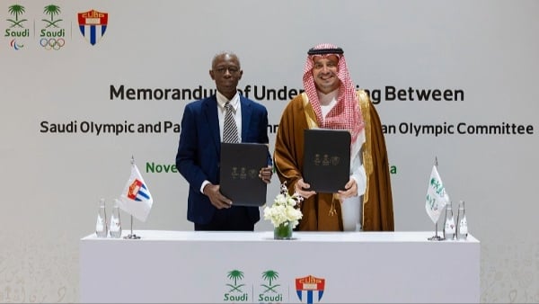 Roberto León Richards y el príncipe Abdulaziz Bin Turki Alfaisal Al Saud.