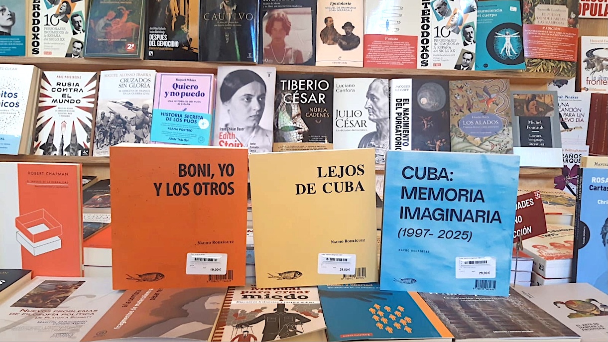 Varios libros de Hurón Azul en una librería madrileña.