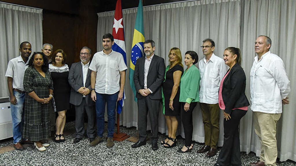 Acto de entrega del donativo, en La Habana.