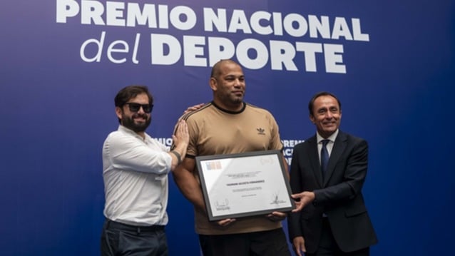 Yasmani Acosta junto al presidente chileno, Gabriel Boric, y el ministro de Deporte, Jaime Pizarro.