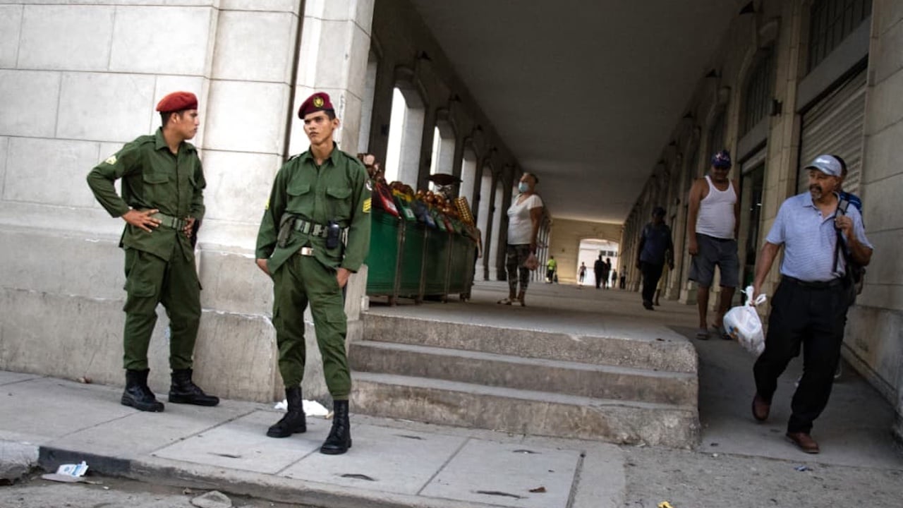 Dos boinas rojas en La Habana.