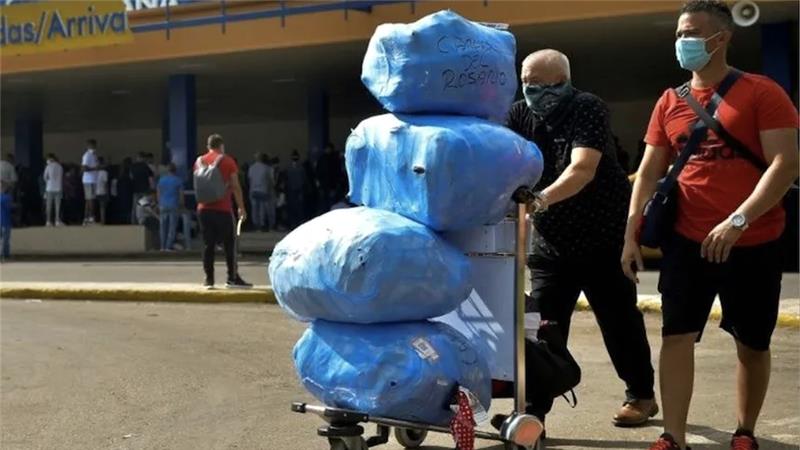 Cubanos llegando a La Habana con 'maletas bolas'.