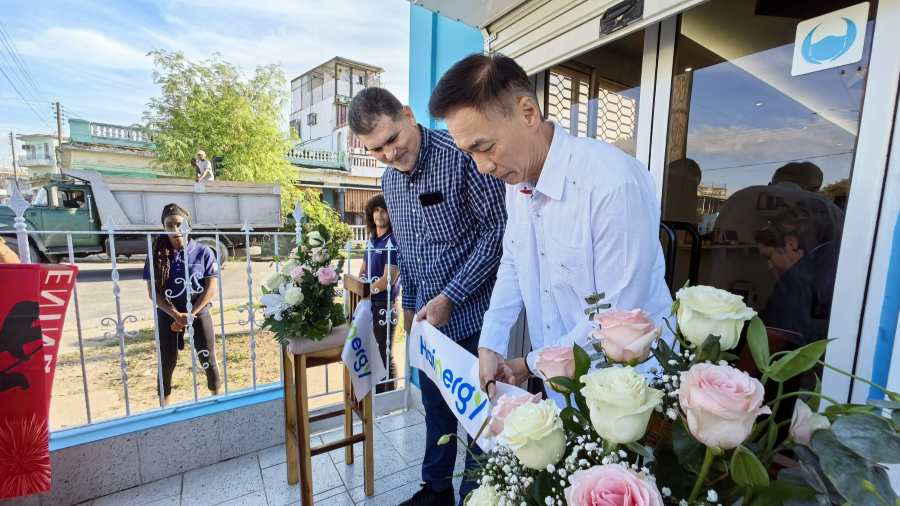 Apertura de una nueva tienda chino-cubano en dólares en La Habana.