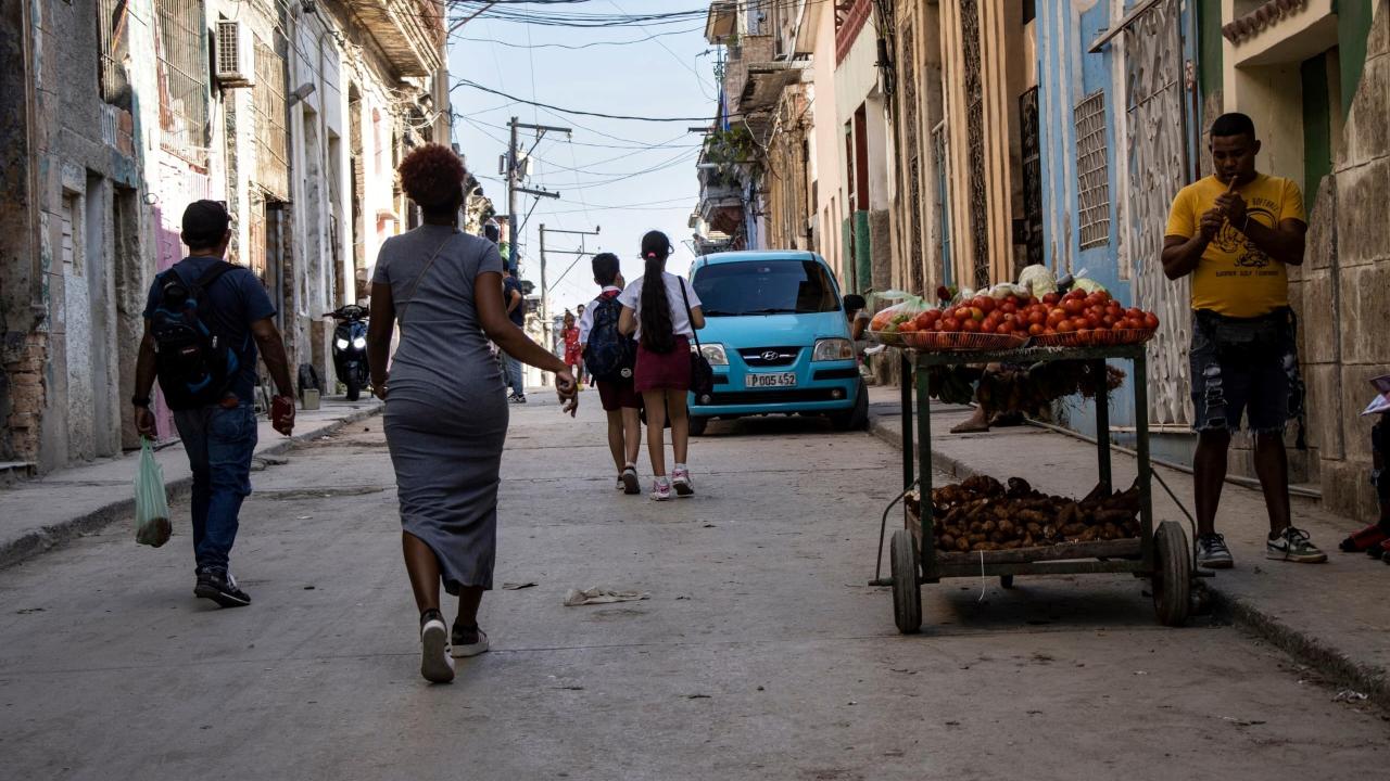 Un carretillero en una calle de La Habana.