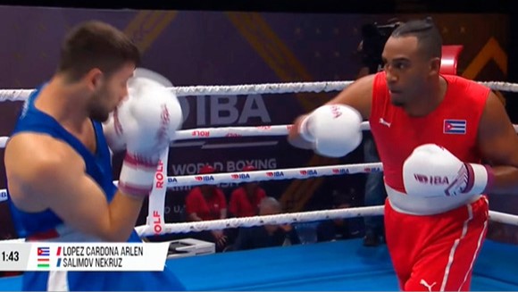 Arlen López (d) en su combate de cuartos de final.