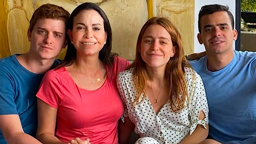María Corina Machado reunida con sus tres hijos, fuera de Venezuela.