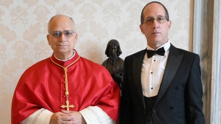 El papa León XIV junto al embajador cubano, Leyde Rodríguez.