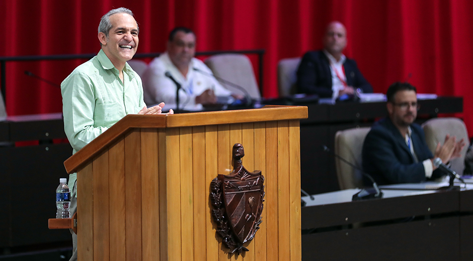Armando Rodríguez Batista al presentar el proyecto de ley ante el Parlamento.
