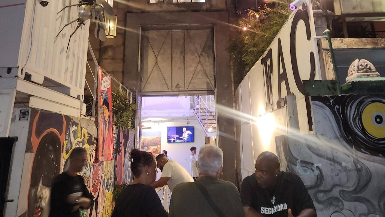 Entrada a la Fábrica de Arte Cubano, en La Habana.