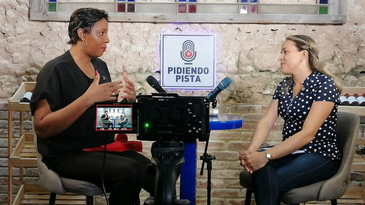 Regla Torres (izq) durante la entrevista con Pidiendo pista. 