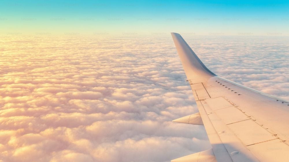 Ala de un avión en vuelo.