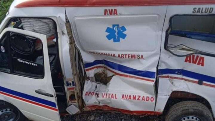Ambulancia impactada por un tren de pasajeros en Artemisa. 