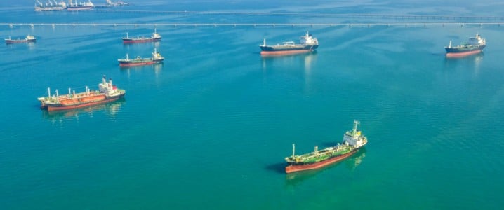 Barcos petroquímicos cerca de un puerto de carga.