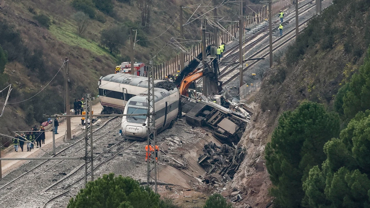 Restos del tren Alvia accidentado, en el que viajaba la cubana fallecida.