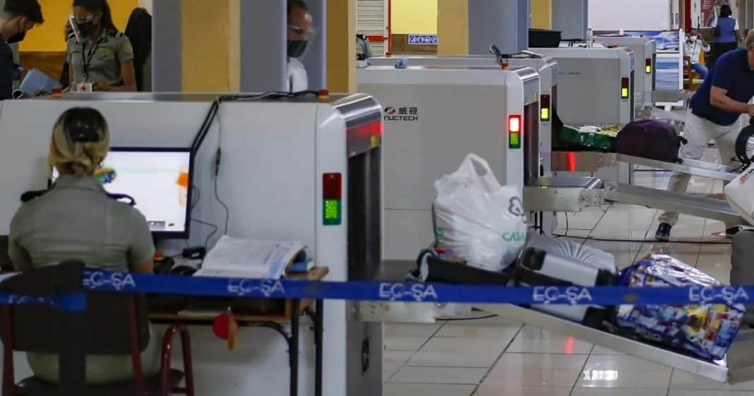 Aduana de un aeropuerto cubano.