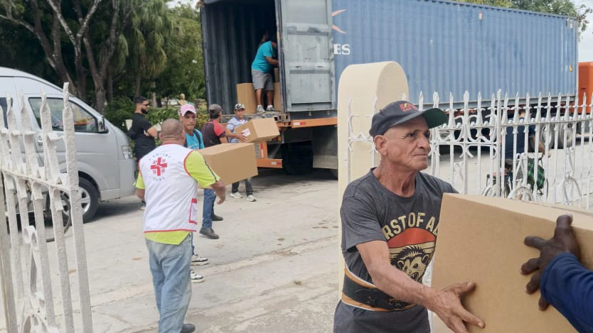 Distribución de la ayuda humanitaria en Cacocum, Holguín.