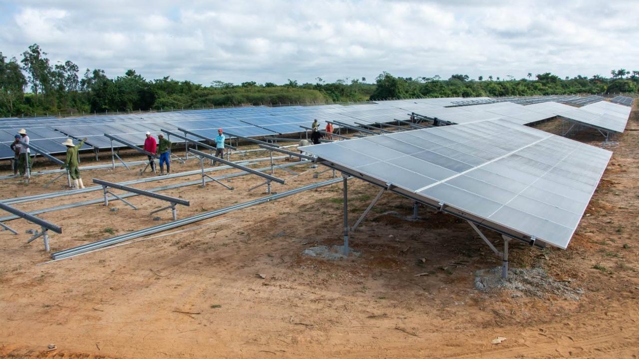 Montaje de un parque de paneles solares en Cuba.