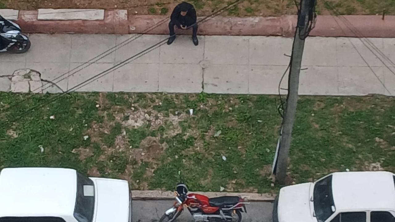 Vigilancia policial frente a la vivienda de periodistas independientes en La Habana.