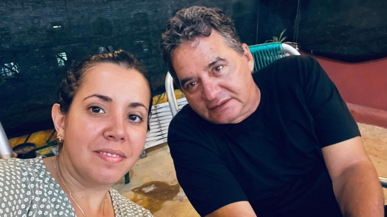 El escritor cubano Ángel Santiesteban y su pareja, la periodista Camila Acosta.