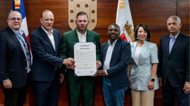 Yunesky Maya (centro) al recibir la distinción.