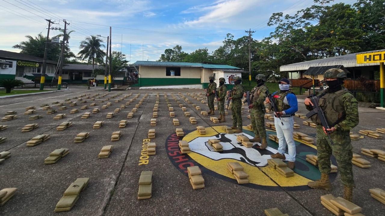 Militares de Ecuador tras la incautación de un alijo de droga.