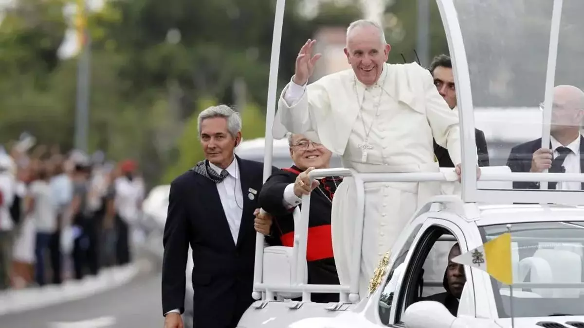El coronel Humberto Alonso Roca Sánchez escoltando al papa Francisco en Cuba.
