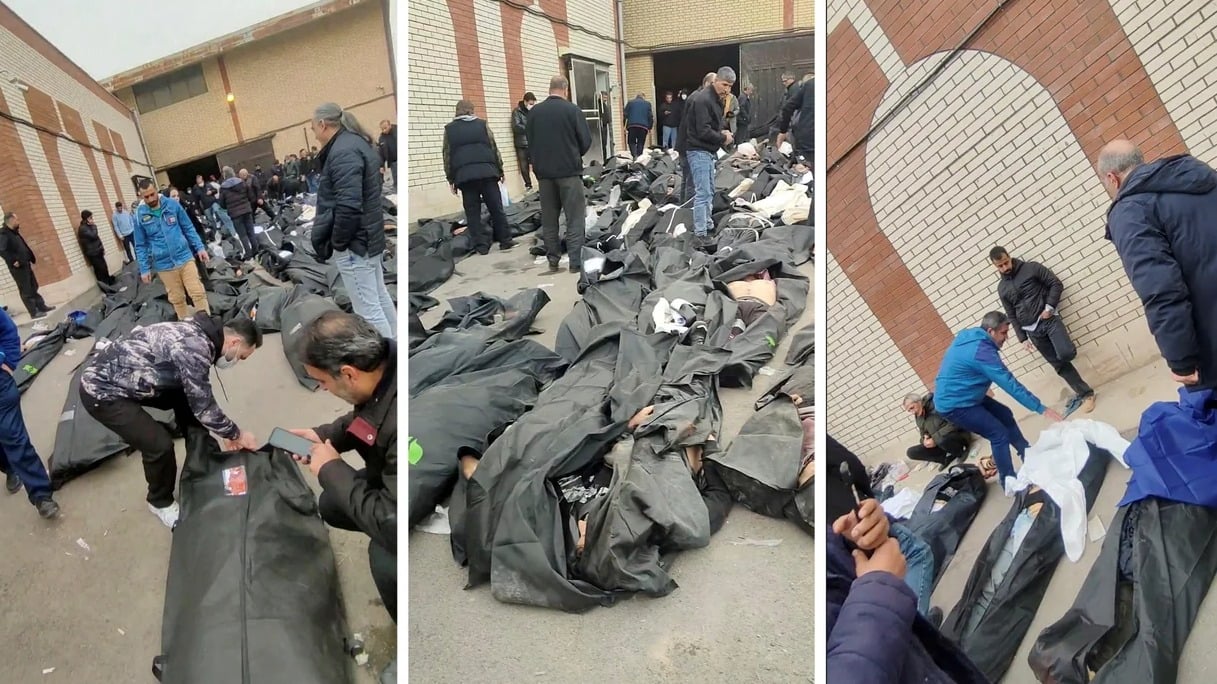 Cuerpos apilados de personas muertas frente al Centro Médico Forense Kahrizak, en Teherán.