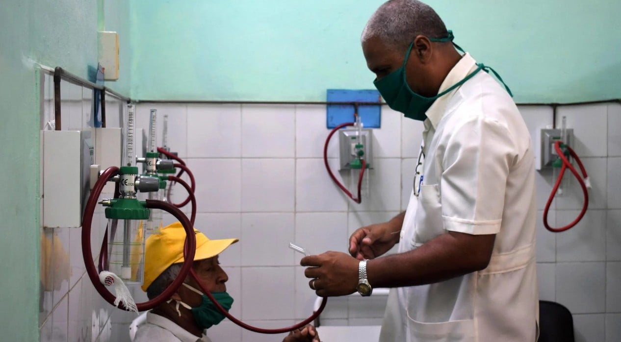 Un médico atiende a un anciano en Cuba.