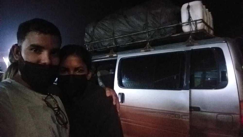 El cubano Pablo Alejandro Calzadilla junto a su esposa en la travesía hacia Brasil.