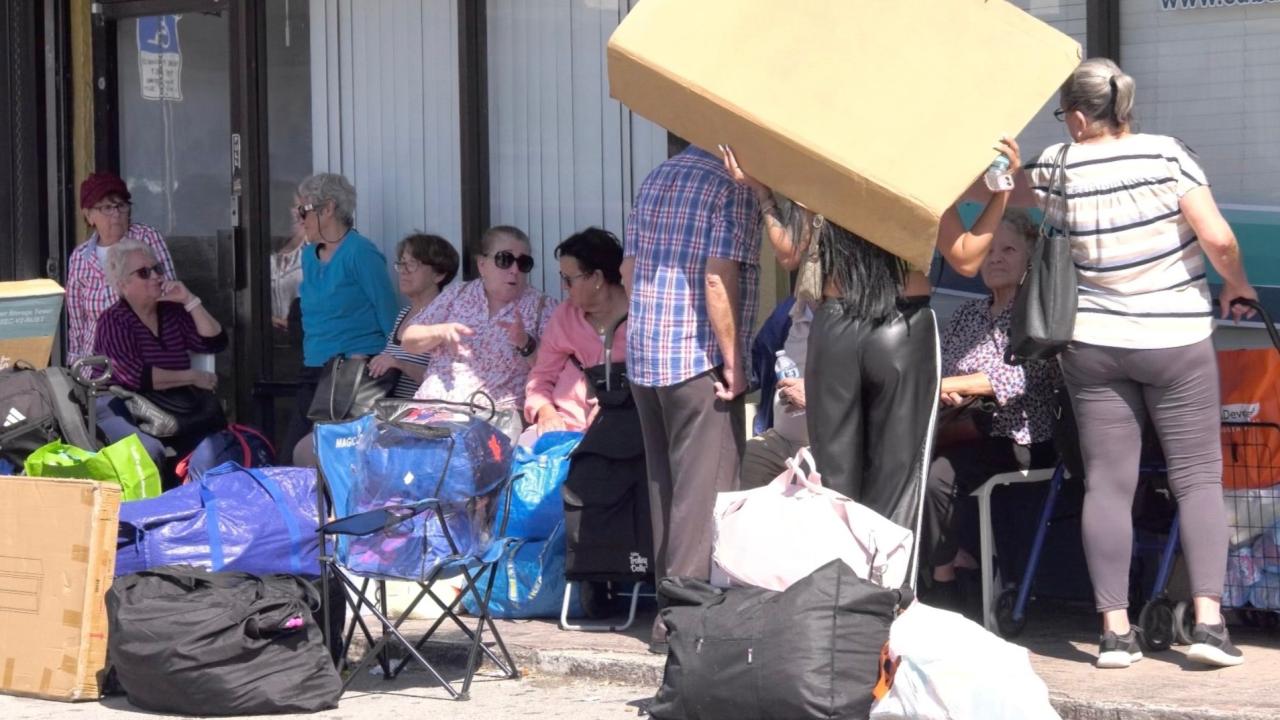 Personas en una cola en Miami para enviar paquetes a Cuba.