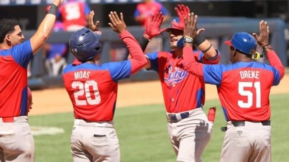 Peloteros del equipo Cuba durante el partido por el tercer lugar de la Serie de las Américas.
