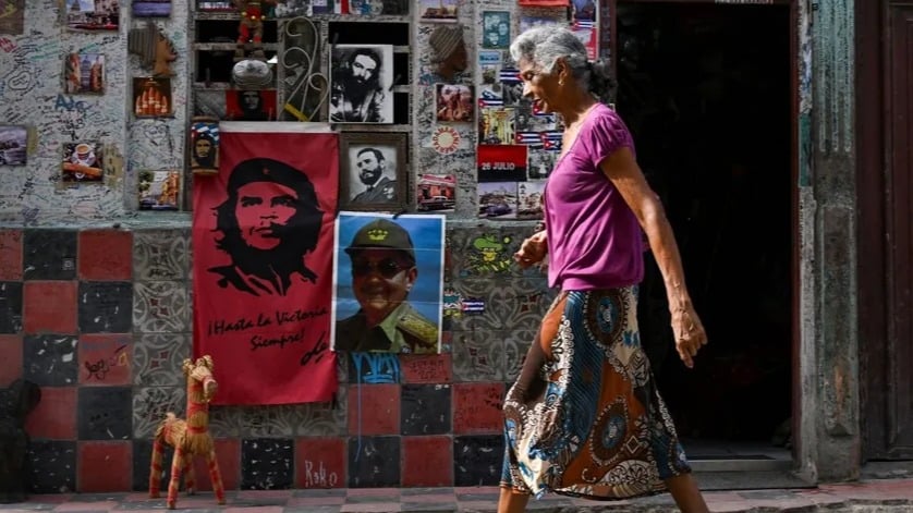 Una anciana por una calle de La Habana.