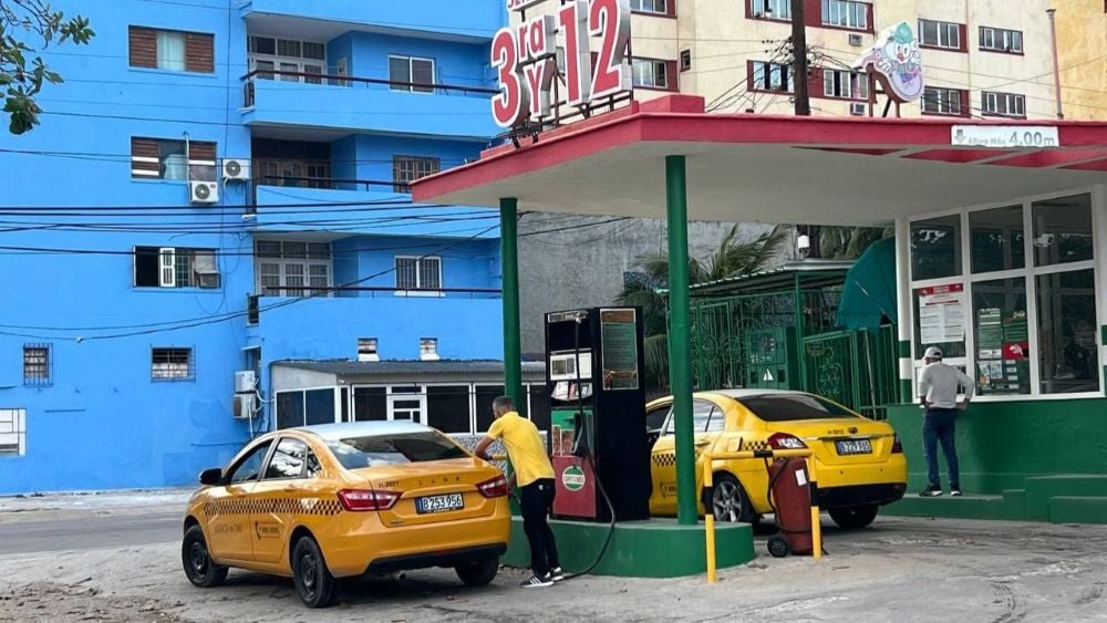 Dos taxis en una gasolinera en el Vedado.