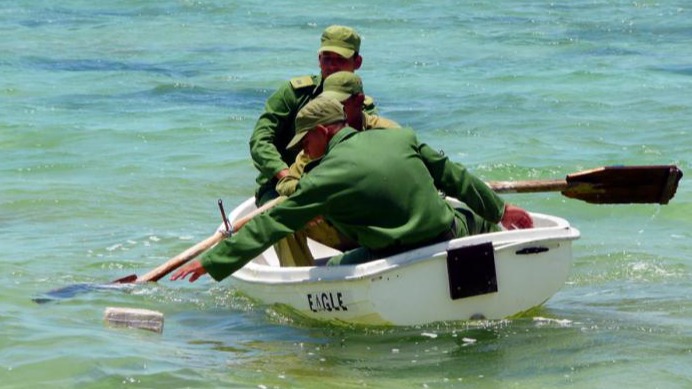 Guardafronteras cubanos recogen un paquete de droga.