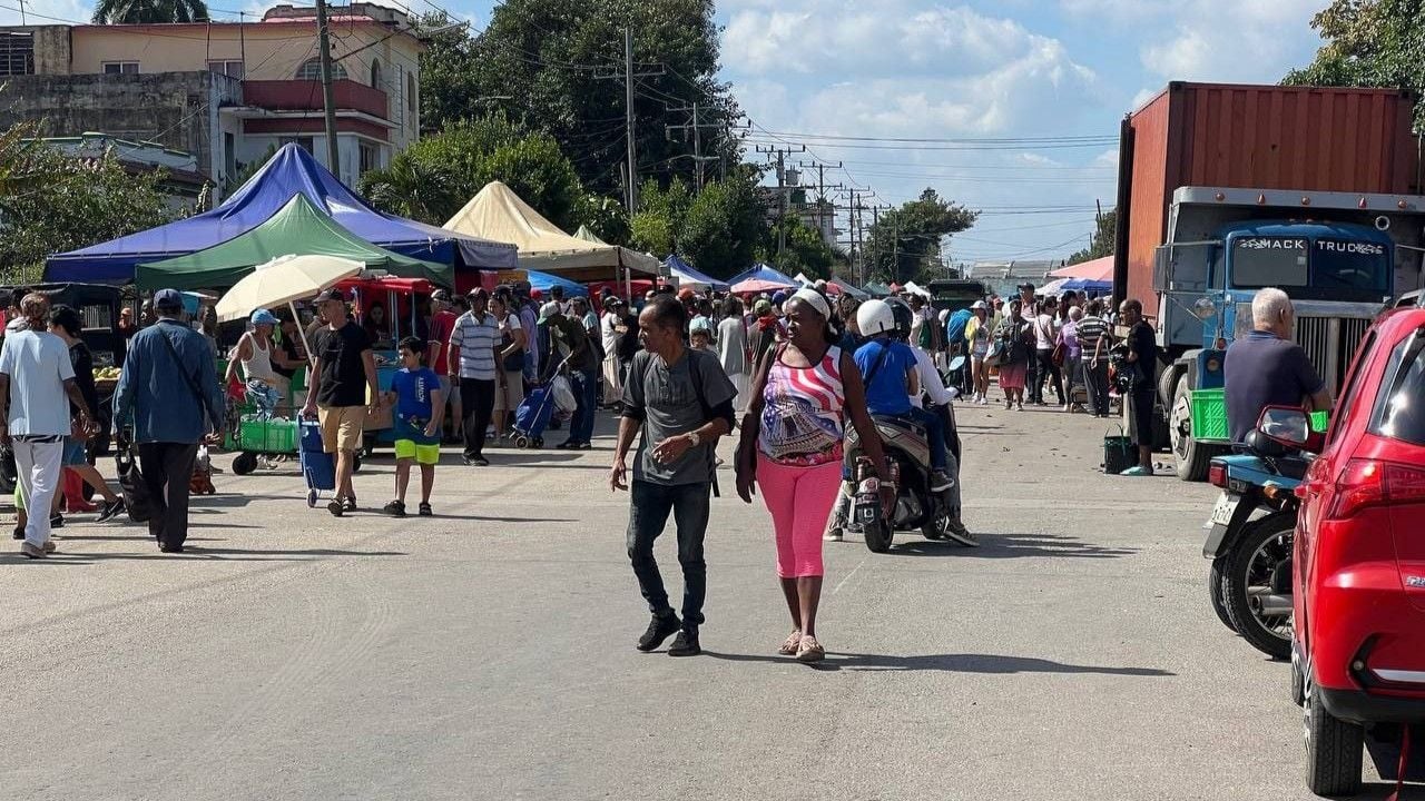Personas acuden a una feria agropecuaria este mes de febrero en La Habana.