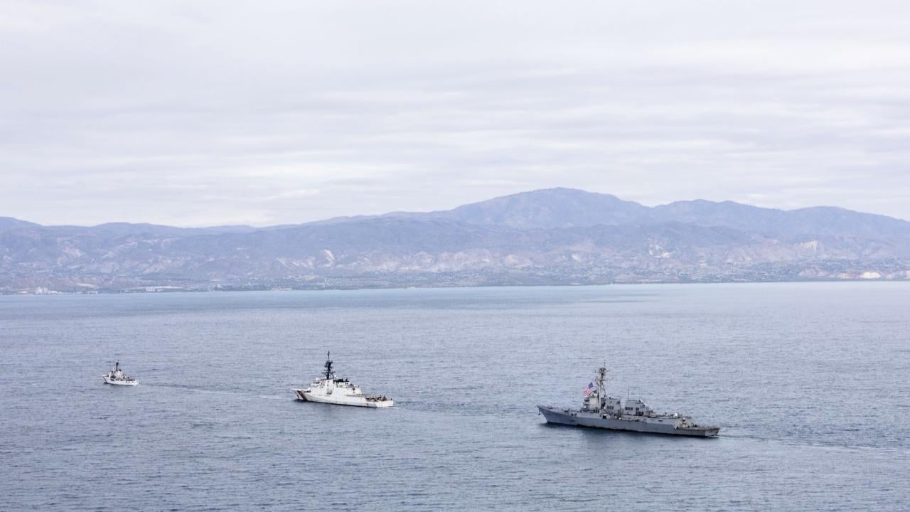 Tres buques militares de EEUU entrando en la Bahía de Puerto Príncipe.
