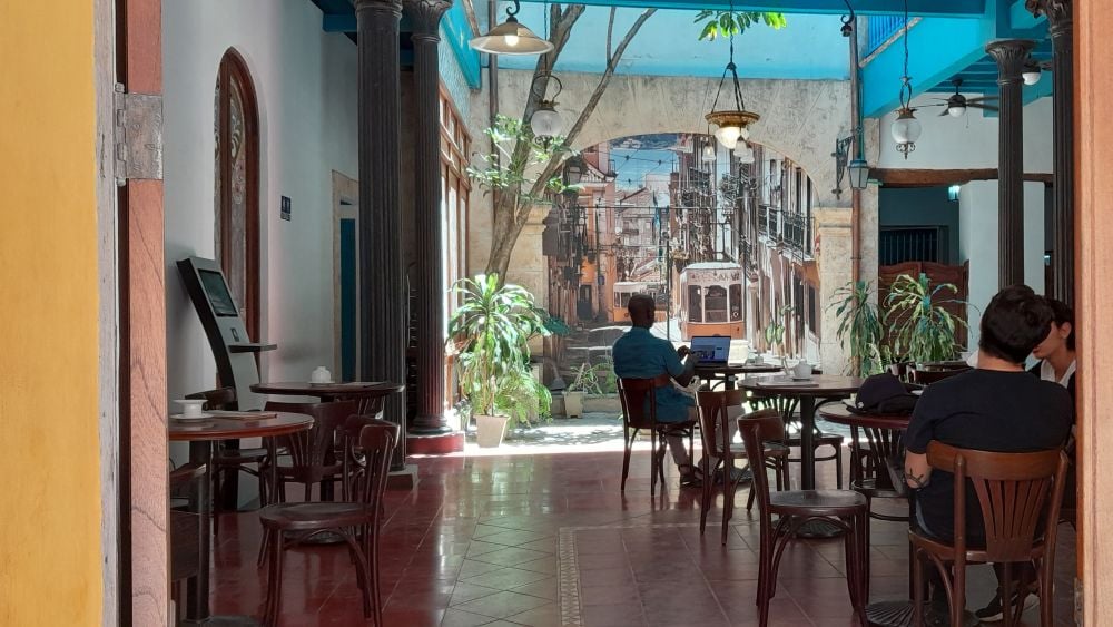 Tres turistas en un local en La Habana Vieja.