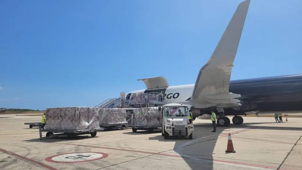 Envío de ayuda humanitaria de EEUU en el aeropuerto de Santiago de Cuba.