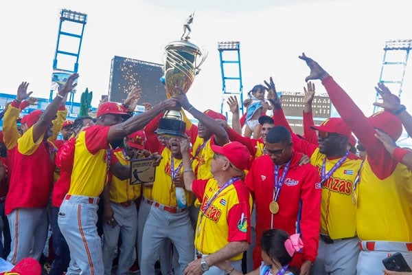 Los peloteros del equipo de Matanzas alzan el trofeo de la Serie Nacional de Béisbol.