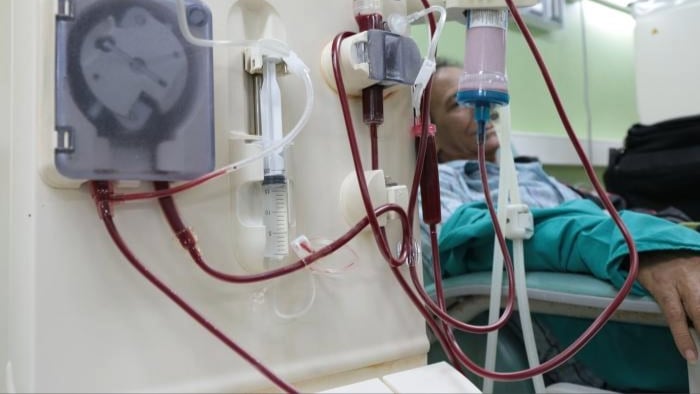 Una persona recibe tratamiento de hemodiálisis en Cuba.
