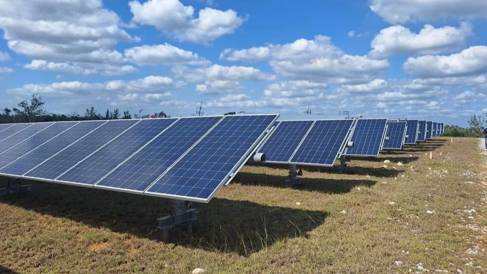 Campo de paneles solares en Cuba.