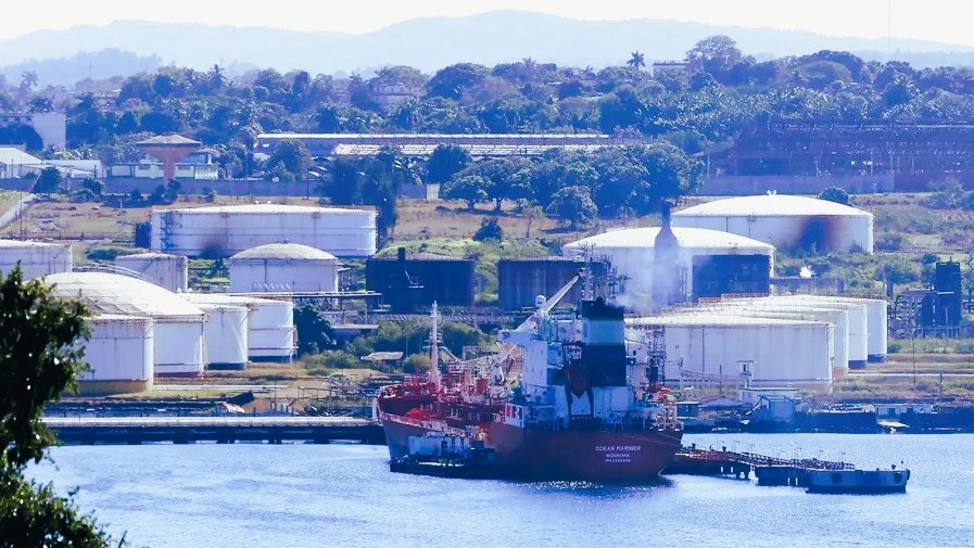 Un buque petrolero frente a la refinería Ñico López en La Habana.