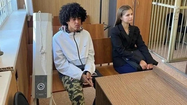 El migrante cubano y su abogada durante el juicio en Rusia.