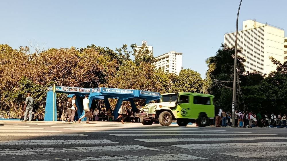 Una parada en el Vedado, La Habana.