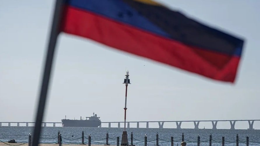 Fotografía de un barco que transporta petróleo, en Maracaibo (Venezuela). 