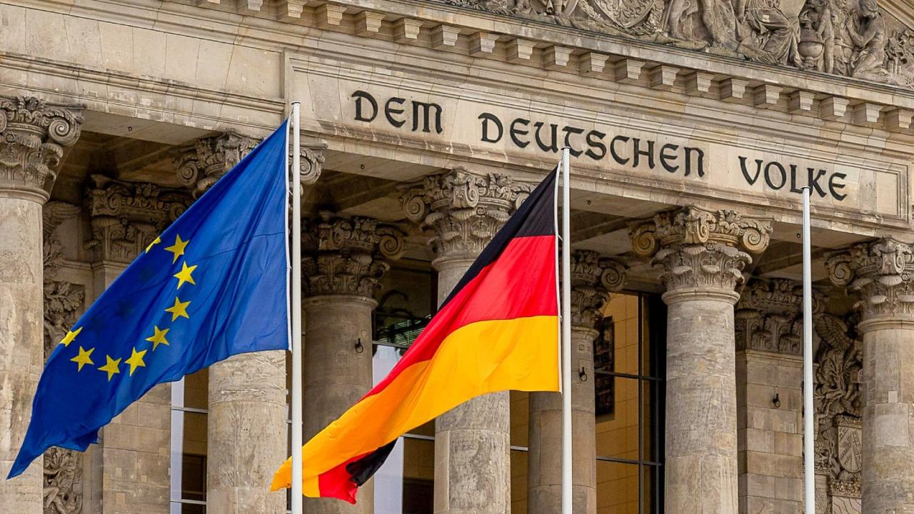 Banderas de Alemania y la Unión Europea en el Reichstag, en Berlín.