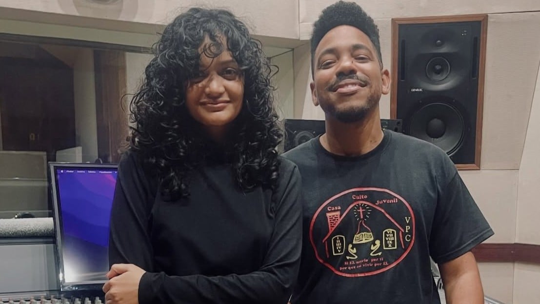 La influencer Anna Bensi y el artista Dairon Gavilán.