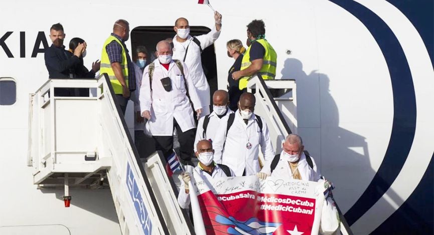 Médicos cubanos regresan a La Habana, Cuba, el 8 de junio de 2020, tras viajar a Italia para ayudar en la respuesta a la emergencia por la COVID-19. 