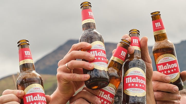 Cerveza española Mahou, muy consumida en Cuba.